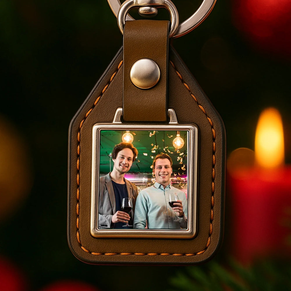 Kollégának karácsonyi ajándék egyedi képes kulcstartó bőrháttérrel