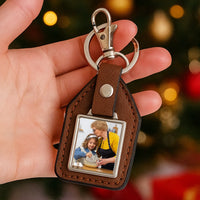 Ajándék nagymamának karácsonyra egyedi képes kulcstartó bőrháttérrel