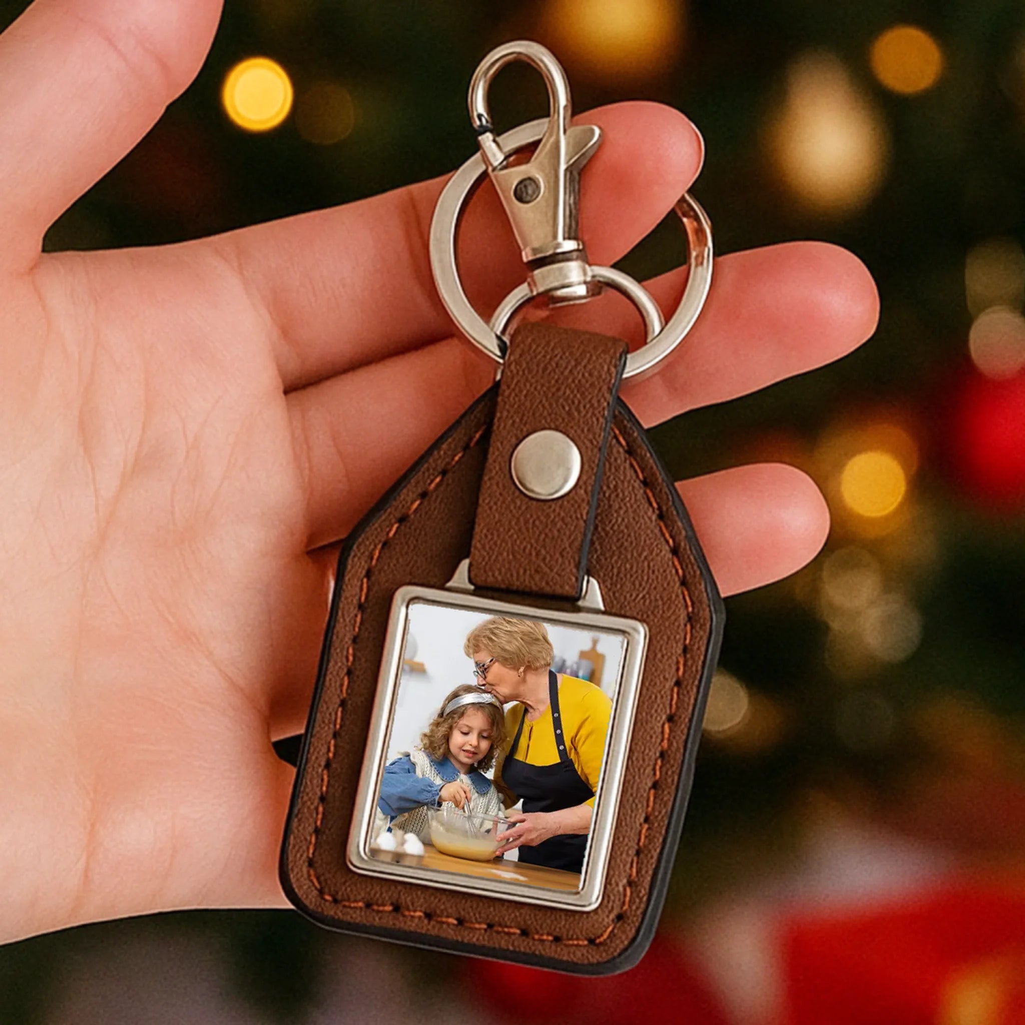 Ajándék nagymamának karácsonyra egyedi képes kulcstartó bőrháttérrel