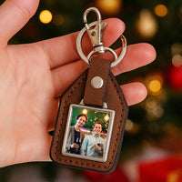 Kollégának karácsonyi ajándék egyedi képes kulcstartó bőrháttérrel