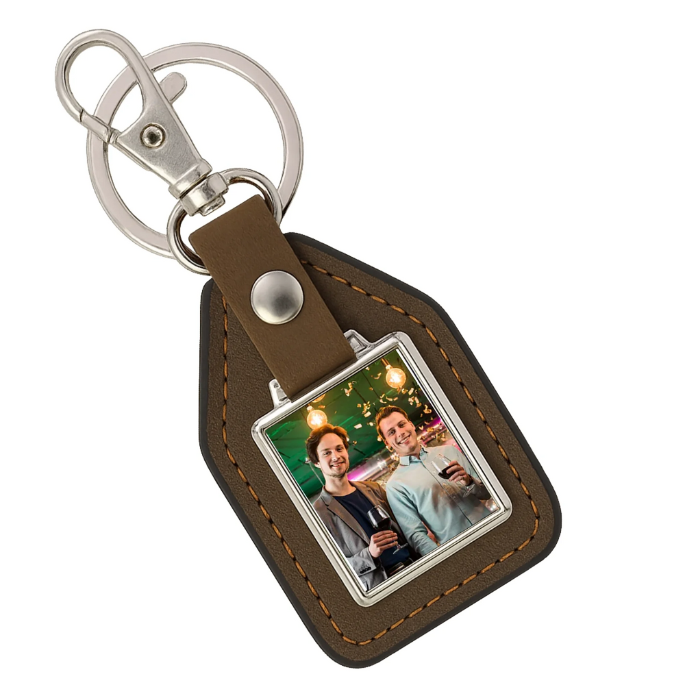 Kollégának karácsonyi ajándék egyedi képes kulcstartó bőrháttérrel