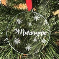 Egyedi neves ajándék - üveg karácsonyfadísz hópelyhekkel__