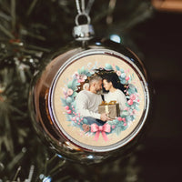 Karácsonyi ezüst gömbdísz ünnepi koszorúval és saját fényképpel