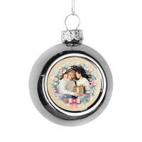 Karácsonyi ezüst gömbdísz ünnepi koszorúval és saját fényképpel