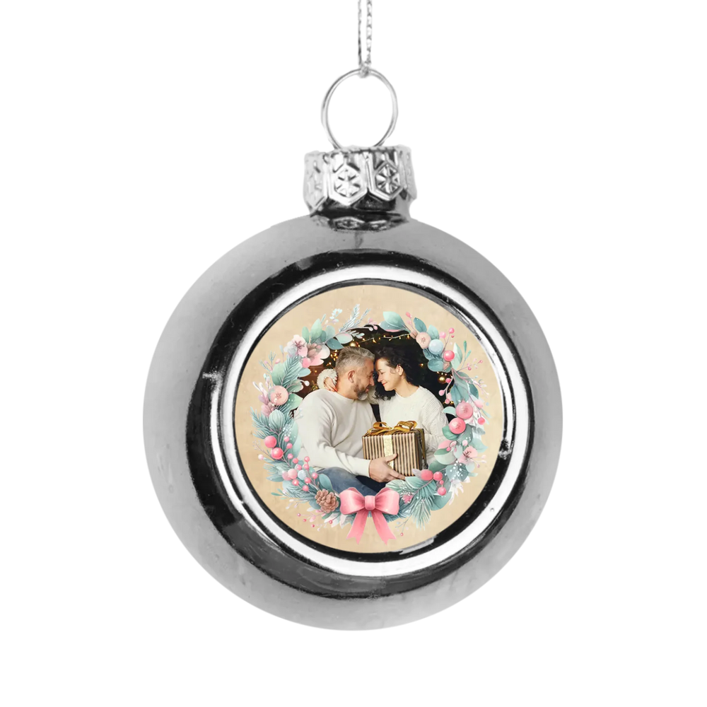 Karácsonyi ezüst gömbdísz ünnepi koszorúval és saját fényképpel