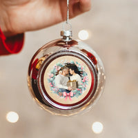 Karácsonyi ezüst gömbdísz ünnepi koszorúval és saját fényképpel