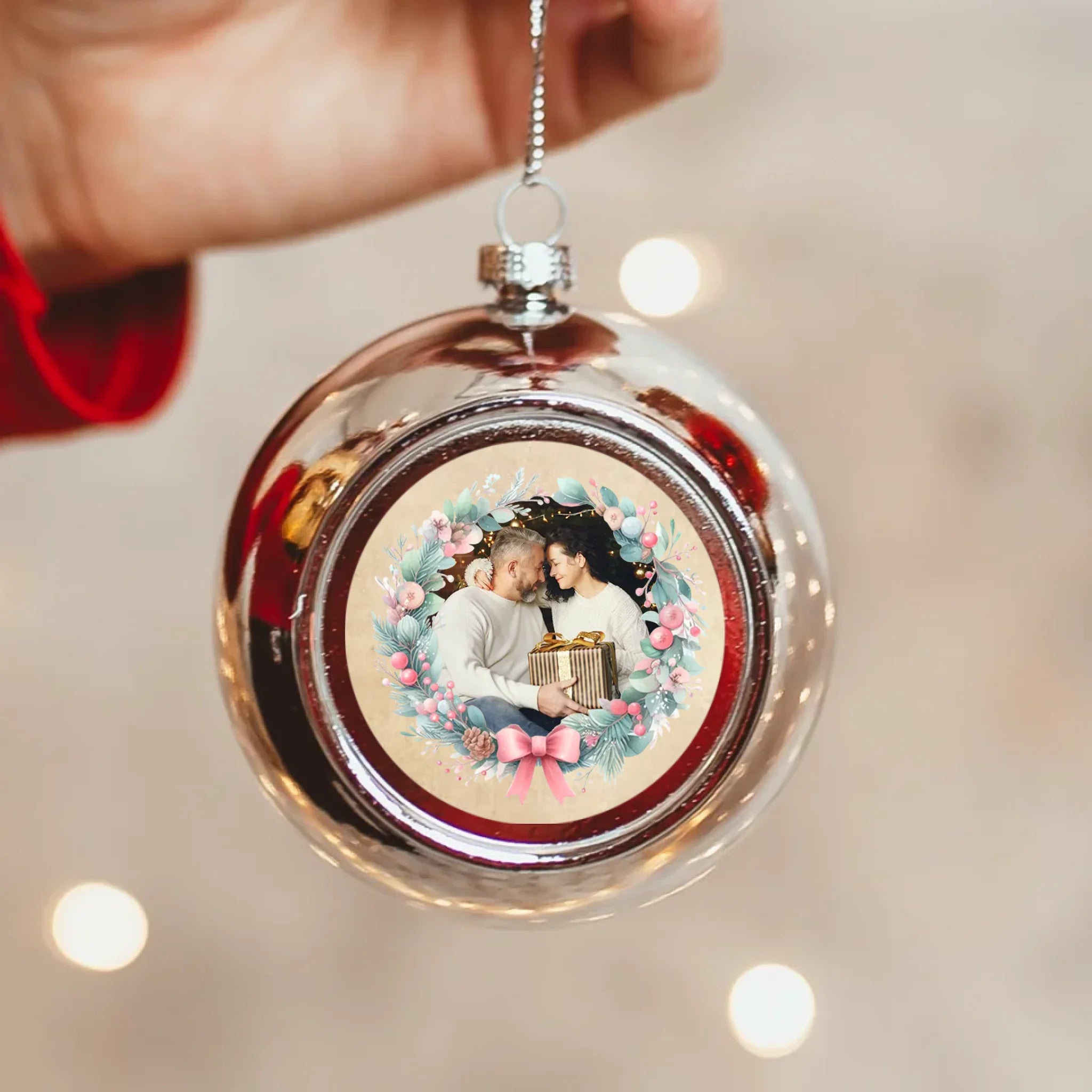 Karácsonyi ezüst gömbdísz ünnepi koszorúval és saját fényképpel