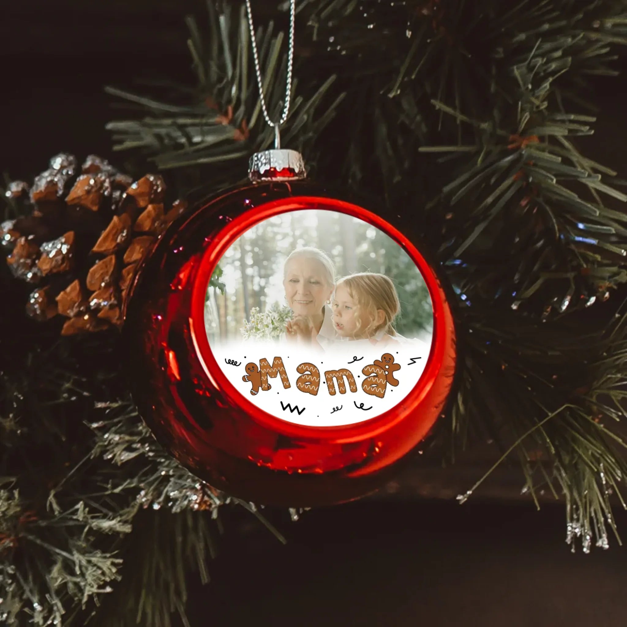 Mézeskalácsos karácsonyi piros gömbdísz egyedi képpel a Mamának