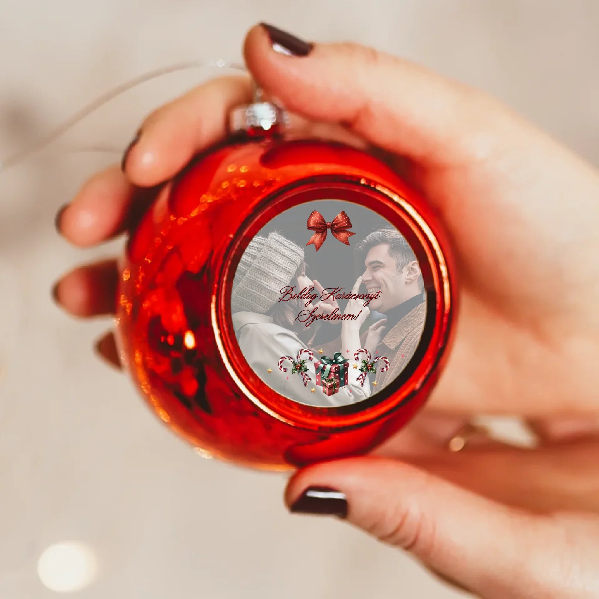 Karácsonyi piros gömbdísz saját fényképpel és szívhez szóló üzenettel