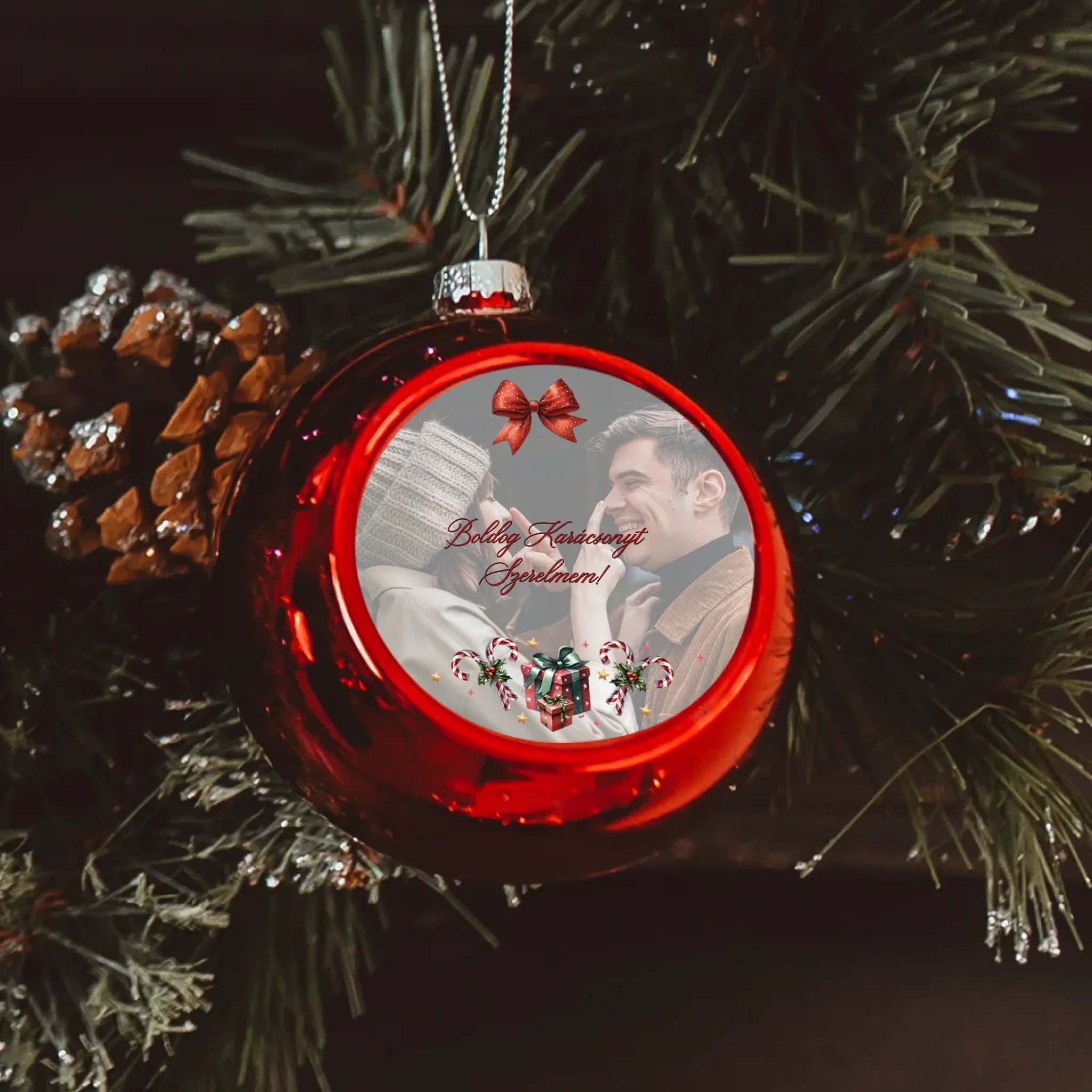 Karácsonyi piros gömbdísz saját fényképpel és szívhez szóló üzenettel