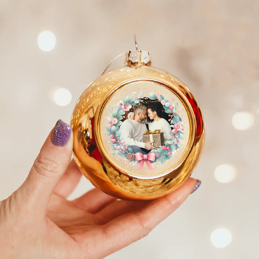 Karácsonyi arany gömbdísz ünnepi koszorúval és saját fényképpel