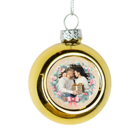 Karácsonyi arany gömbdísz ünnepi koszorúval és saját fényképpel