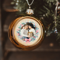 Karácsonyi arany gömbdísz ünnepi koszorúval és saját fényképpel