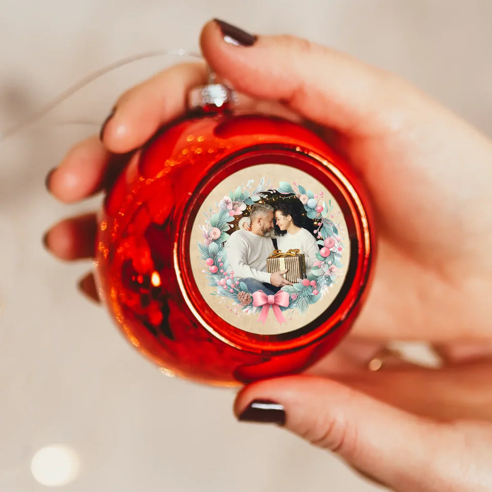 Karácsonyi piros gömbdísz ünnepi koszorúval és saját fényképpel