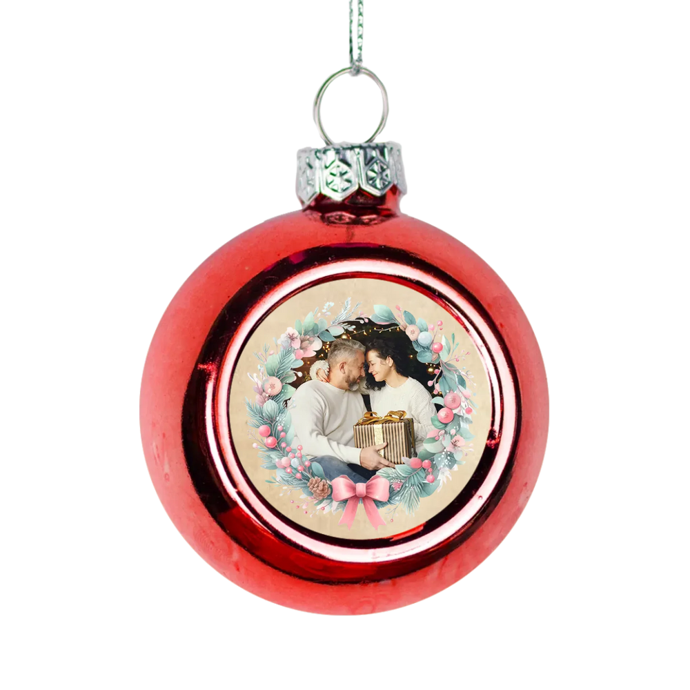 Karácsonyi piros gömbdísz ünnepi koszorúval és saját fényképpel