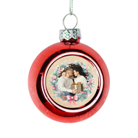 Karácsonyi piros gömbdísz ünnepi koszorúval és saját fényképpel