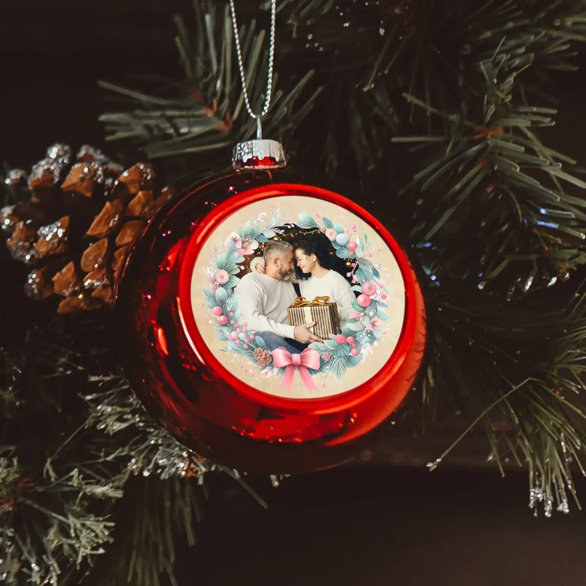 Karácsonyi piros gömbdísz ünnepi koszorúval és saját fényképpel