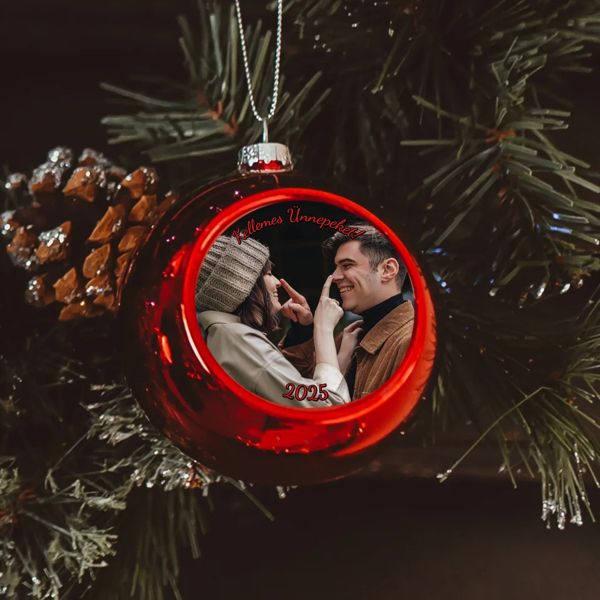Karácsonyi piros gömbdísz saját fényképpel és szívhez szóló üzenettel