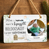 Újszülött köszöntő dísztábla kisfiú képpel