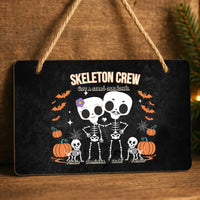 Személyre szabható őszi Halloweeni fali dekor tábla - Skeleton Crew családi ajándék pároknak