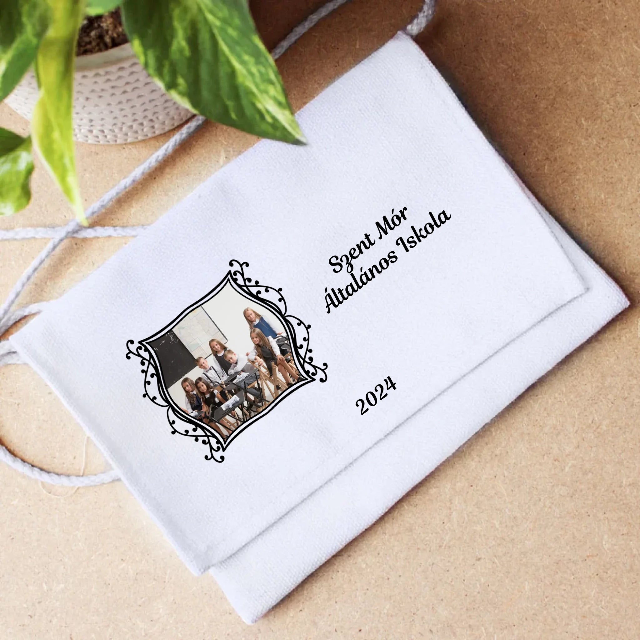 Ballagási tarisznya díszes keretű fényképpel