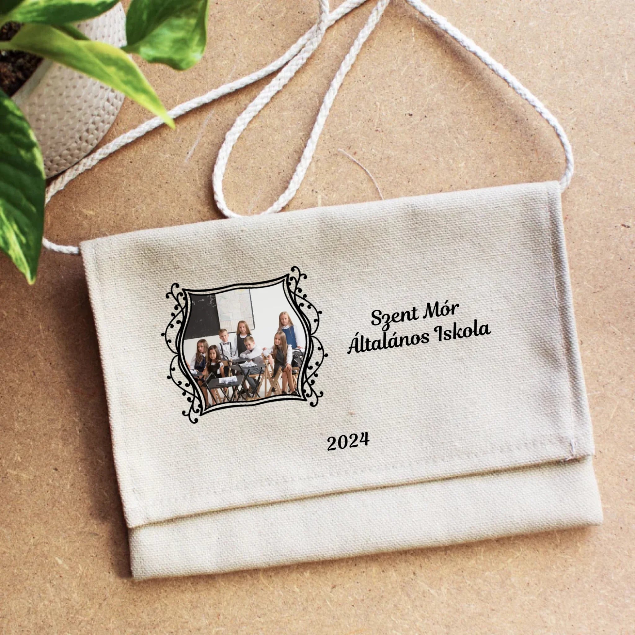 Ballagási tarisznya díszes keretű fényképpel