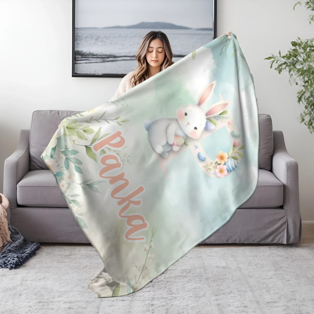 Névre szóló húsvéti pléd nyuszival és kezdőbetűvel – egyedi gyerek takaró lányoknak