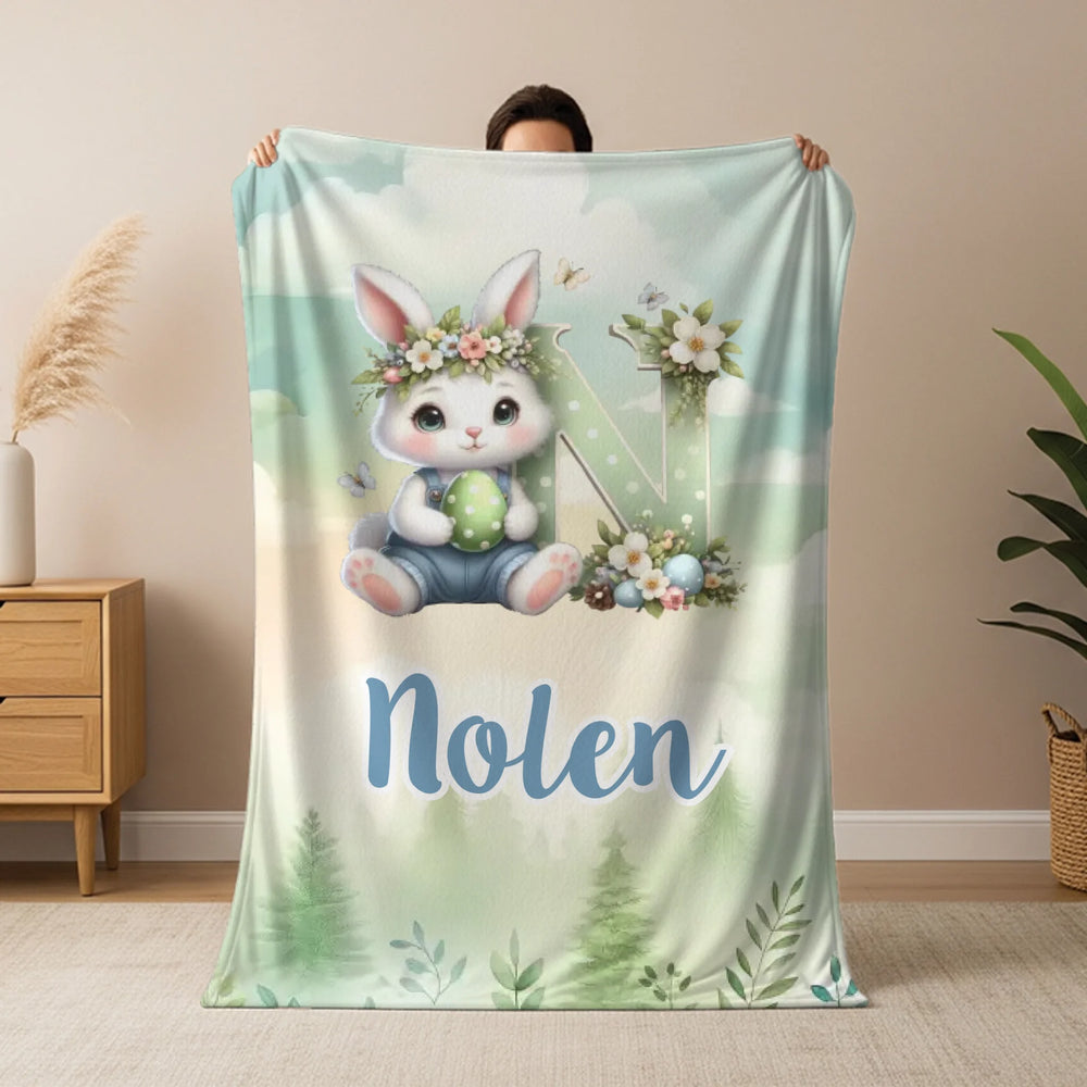 Névre szóló húsvéti pléd nyuszival és kezdőbetűvel – egyedi gyerek takaró fiúknak