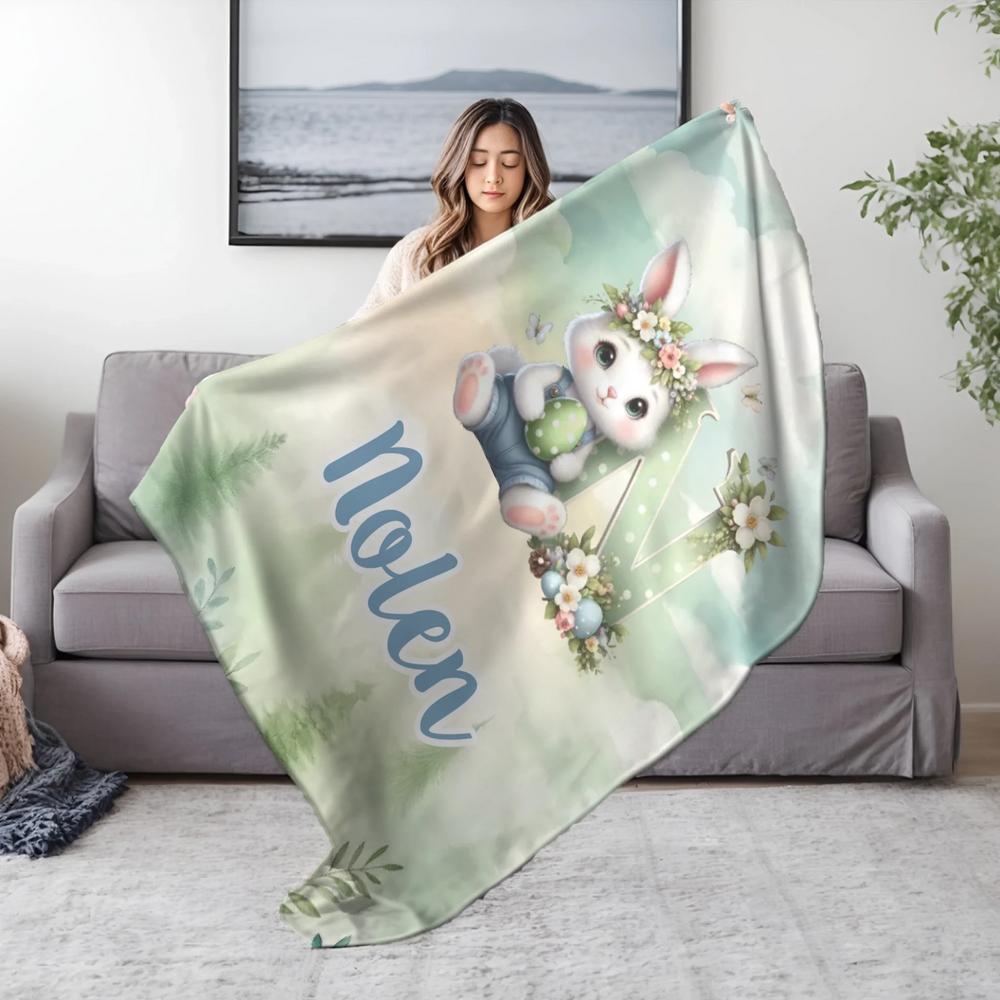 Névre szóló húsvéti pléd nyuszival és kezdőbetűvel – egyedi gyerek takaró fiúknak