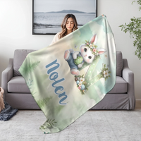 Névre szóló húsvéti pléd nyuszival és kezdőbetűvel – egyedi gyerek takaró fiúknak