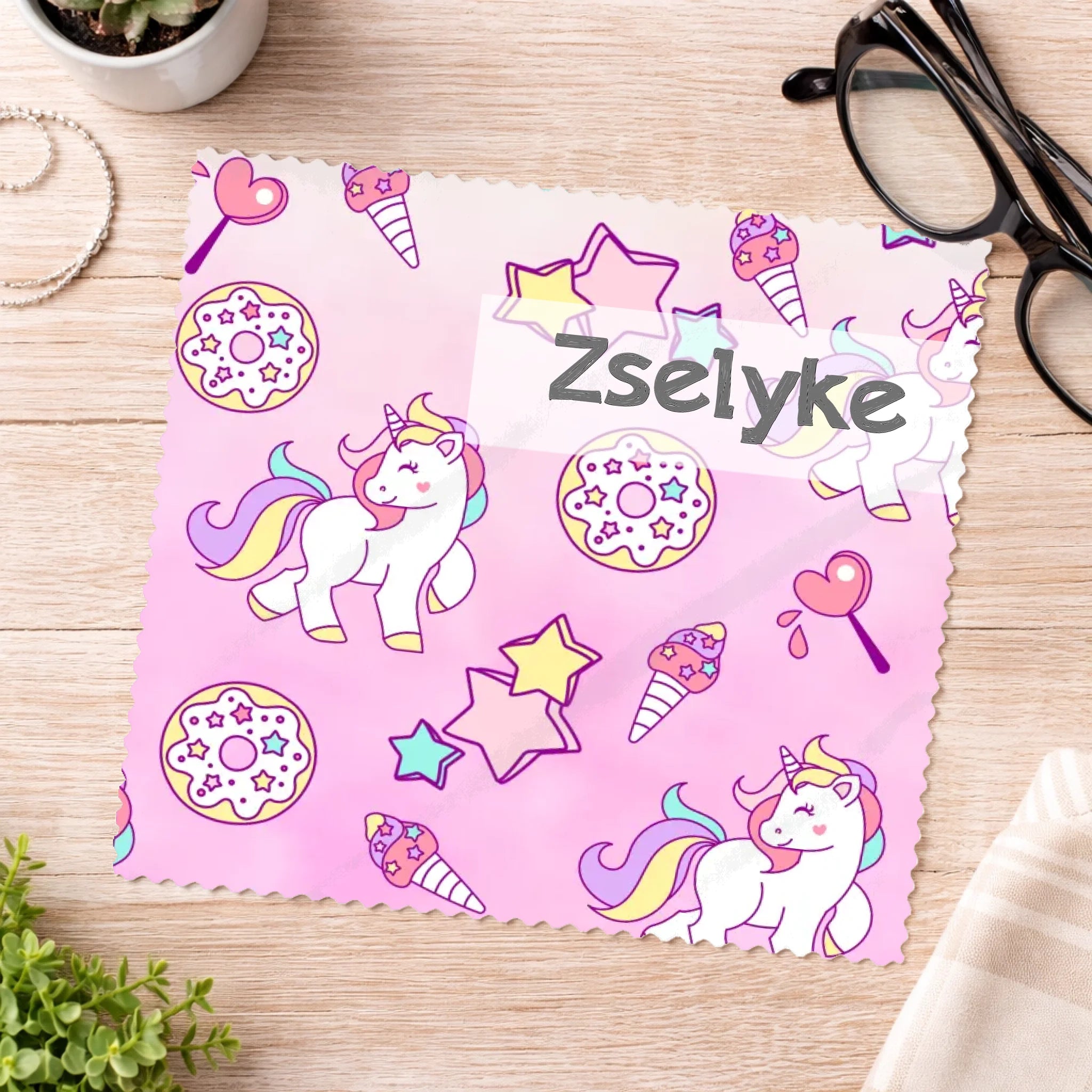 Névre szóló lányos mintás szemüvegtörlő kendő