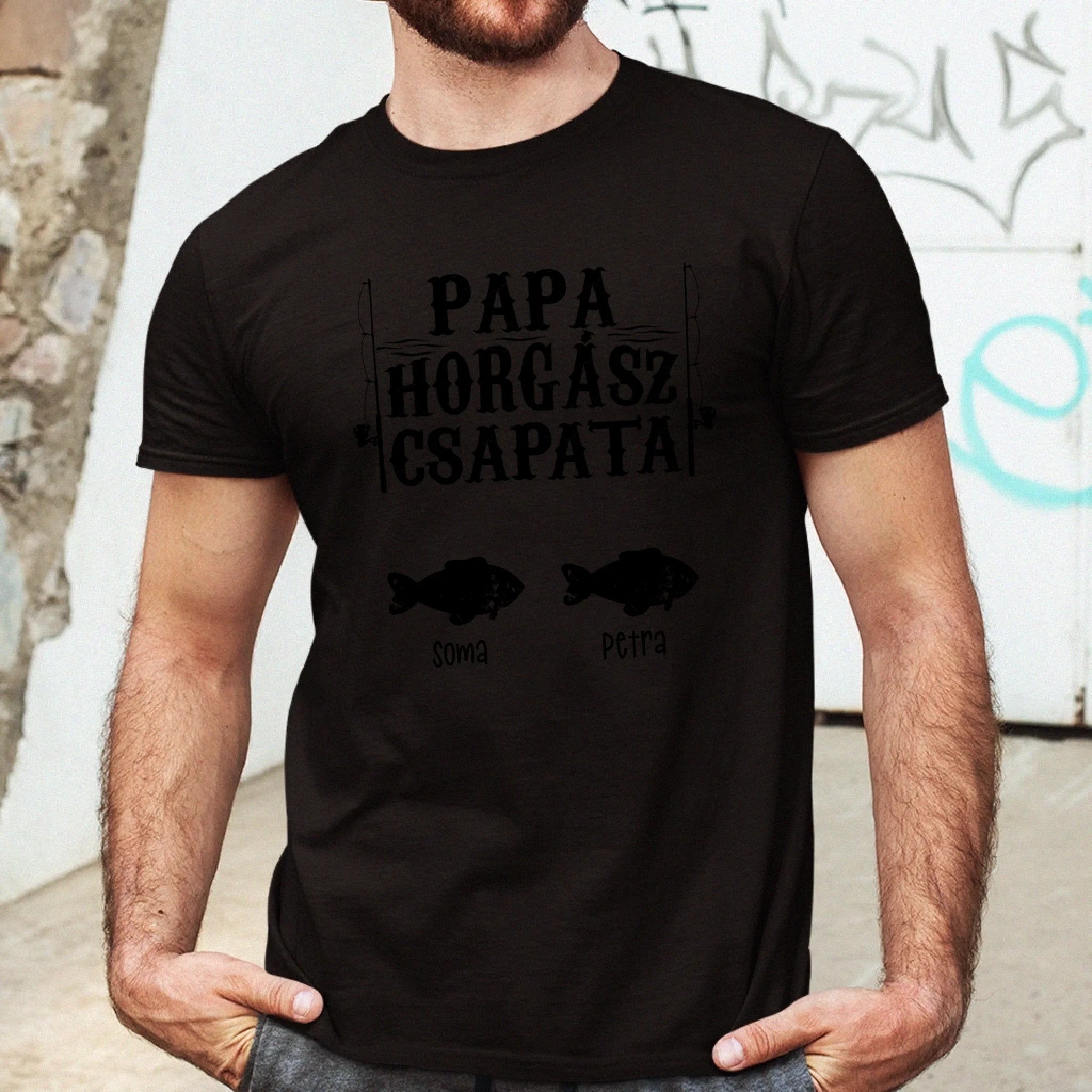Ajándék Apáknak - kifogtam a világ legjobb apukáját horgász apa pólóAjándék Papáknak - Papa horgász csapata póló akár 6 unoka nevével