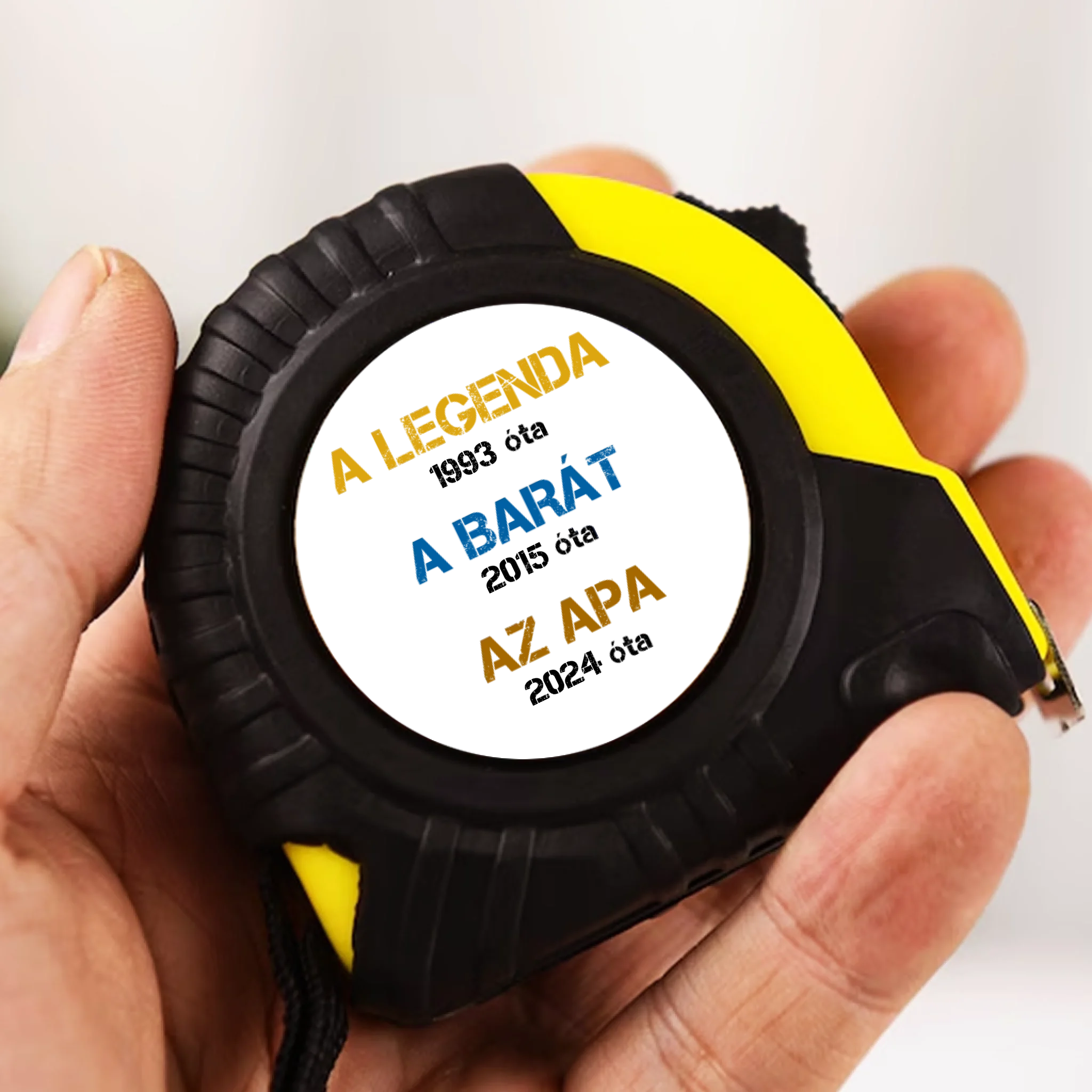 Egyedi évszámos ajándék apáknak A legenda, a barát, az apa mérőszalag