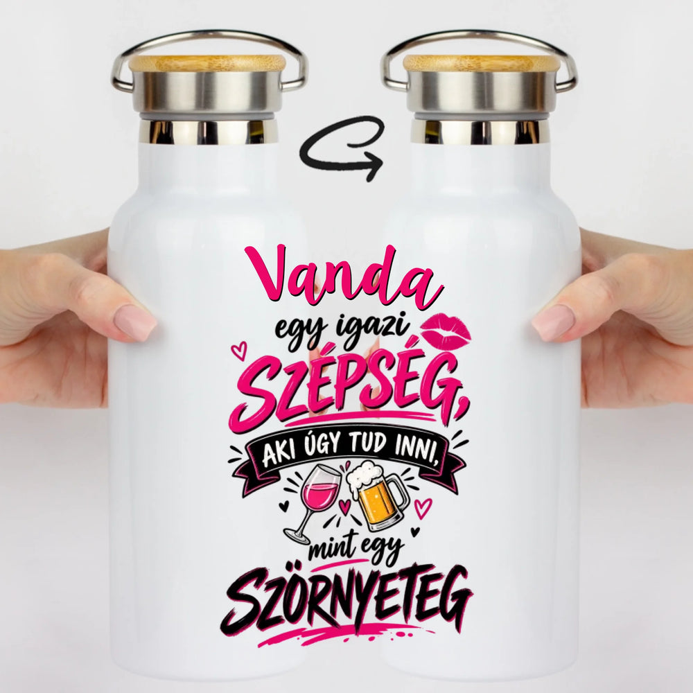 Szépség, aki úgy iszik, mint egy szörnyeteg - lánybúcsús kulacs egyedi névvel