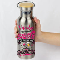 Szépség, aki úgy iszik, mint egy szörnyeteg - lánybúcsús kulacs egyedi névvel