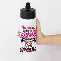 Szépség, aki úgy iszik, mint egy szörnyeteg - lánybúcsús kulacs egyedi névvel