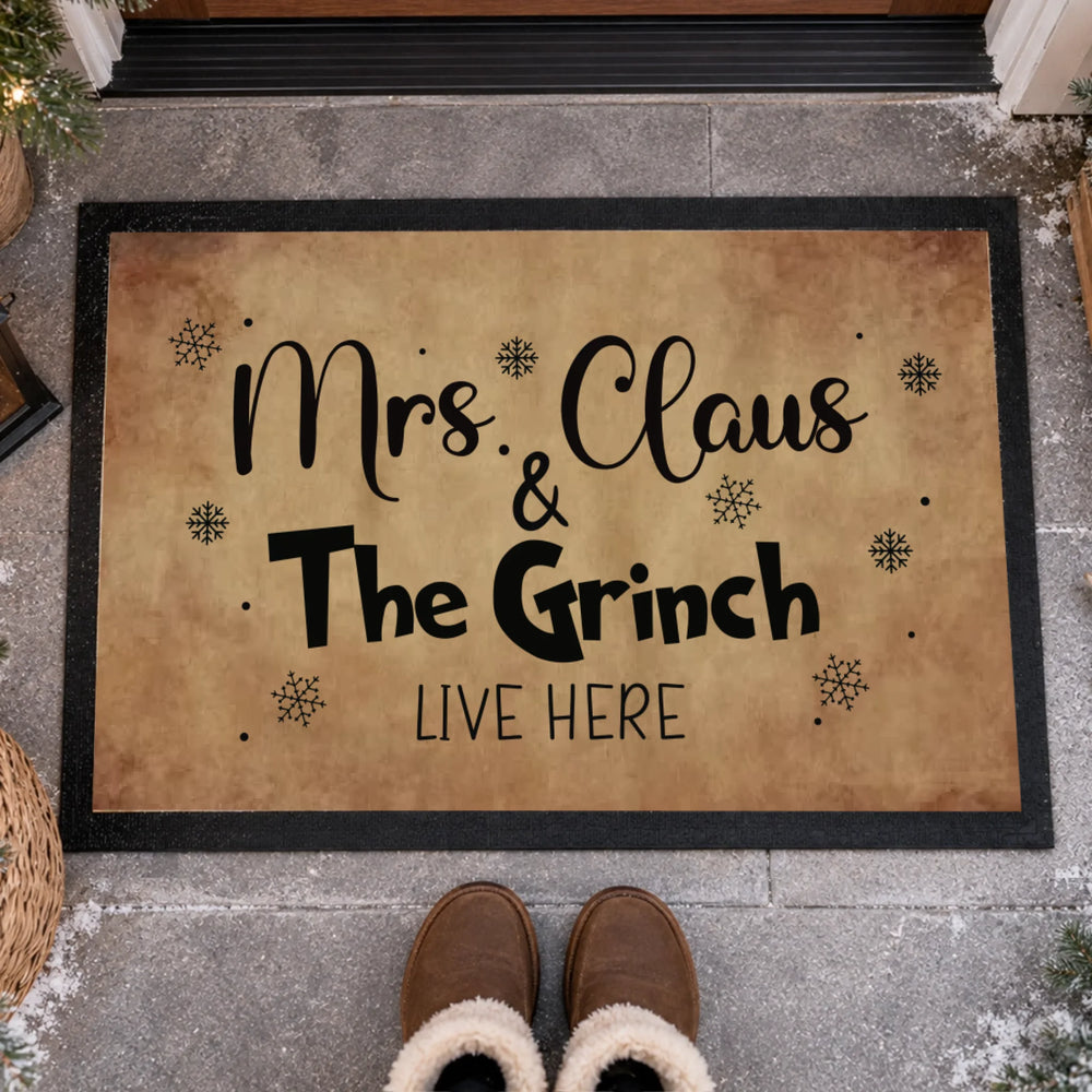 Mrs. Claus & The Grinch lábtörlő