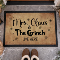 Mrs. Claus & The Grinch lábtörlő
