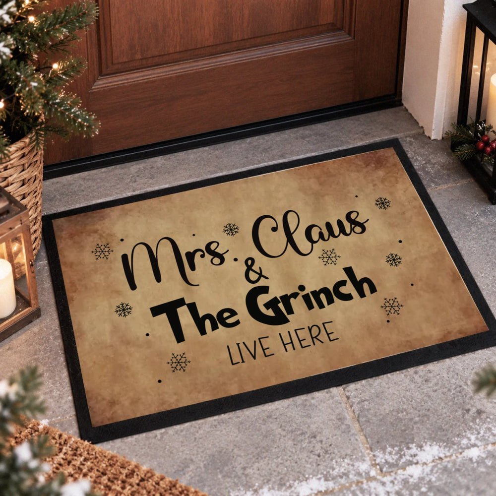 Mrs. Claus & The Grinch lábtörlő