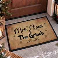 Mrs. Claus & The Grinch lábtörlő