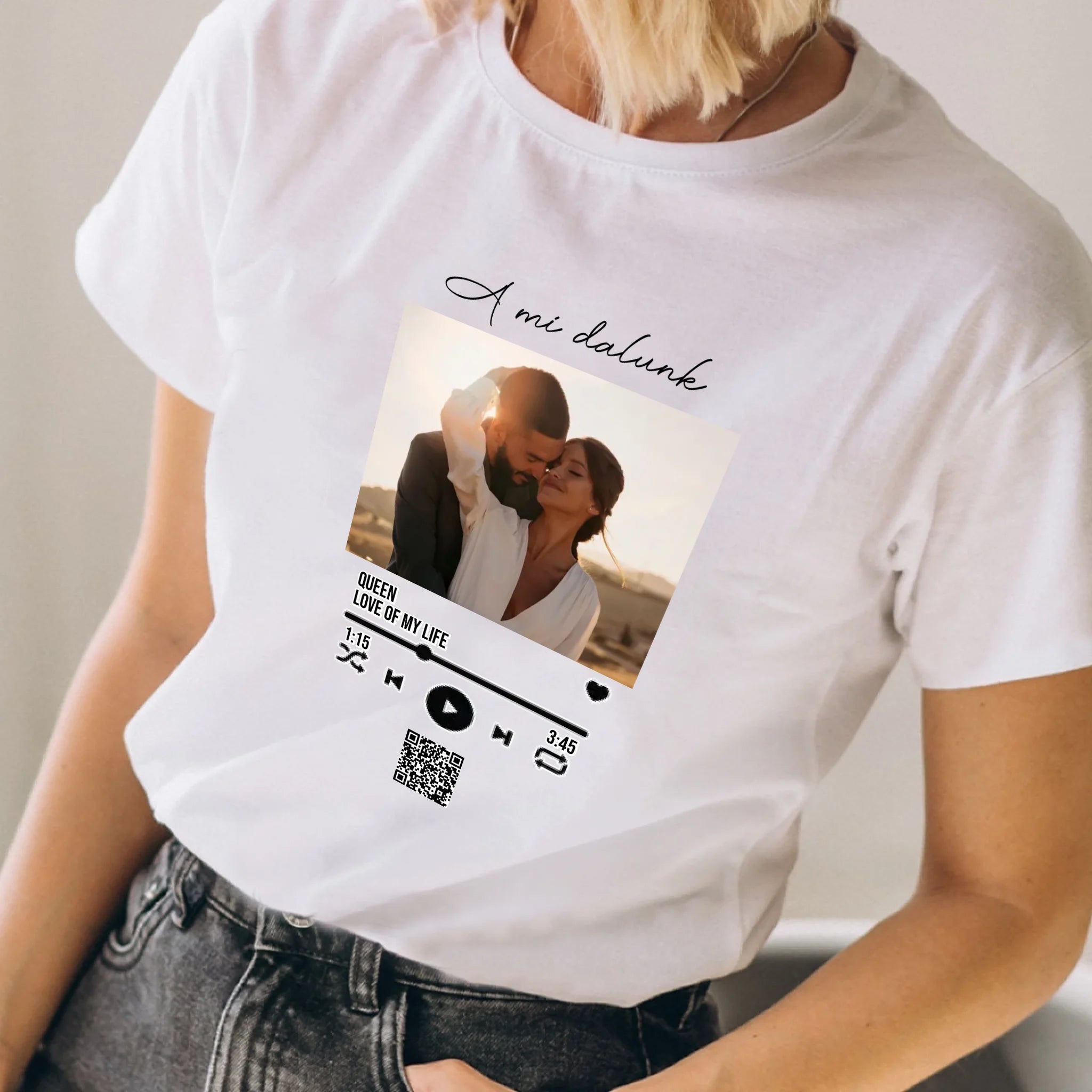 A Mi dalunk - Női póló szerkeszthető QR kóddal Valentin napra