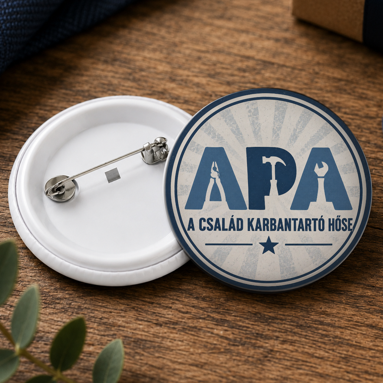 Apák napi ajándék kitűző - Apa a család karbantartó hőse