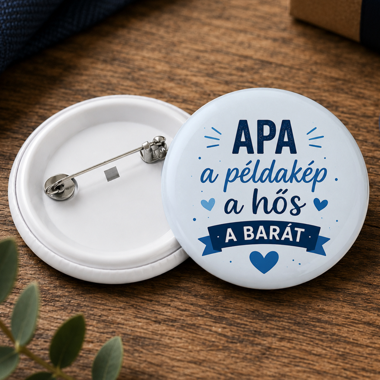 Apák napi ajándék kitűző - Apa a példakép a hős a barát
