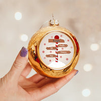 Útmutató karácsonyi arany gömbdísz az egész család nevével