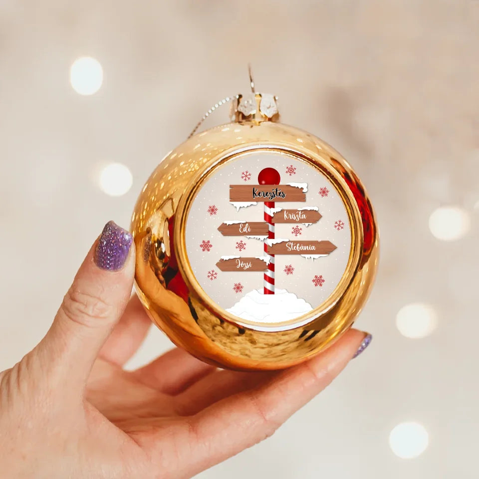 Útmutató karácsonyi arany gömbdísz az egész család nevével