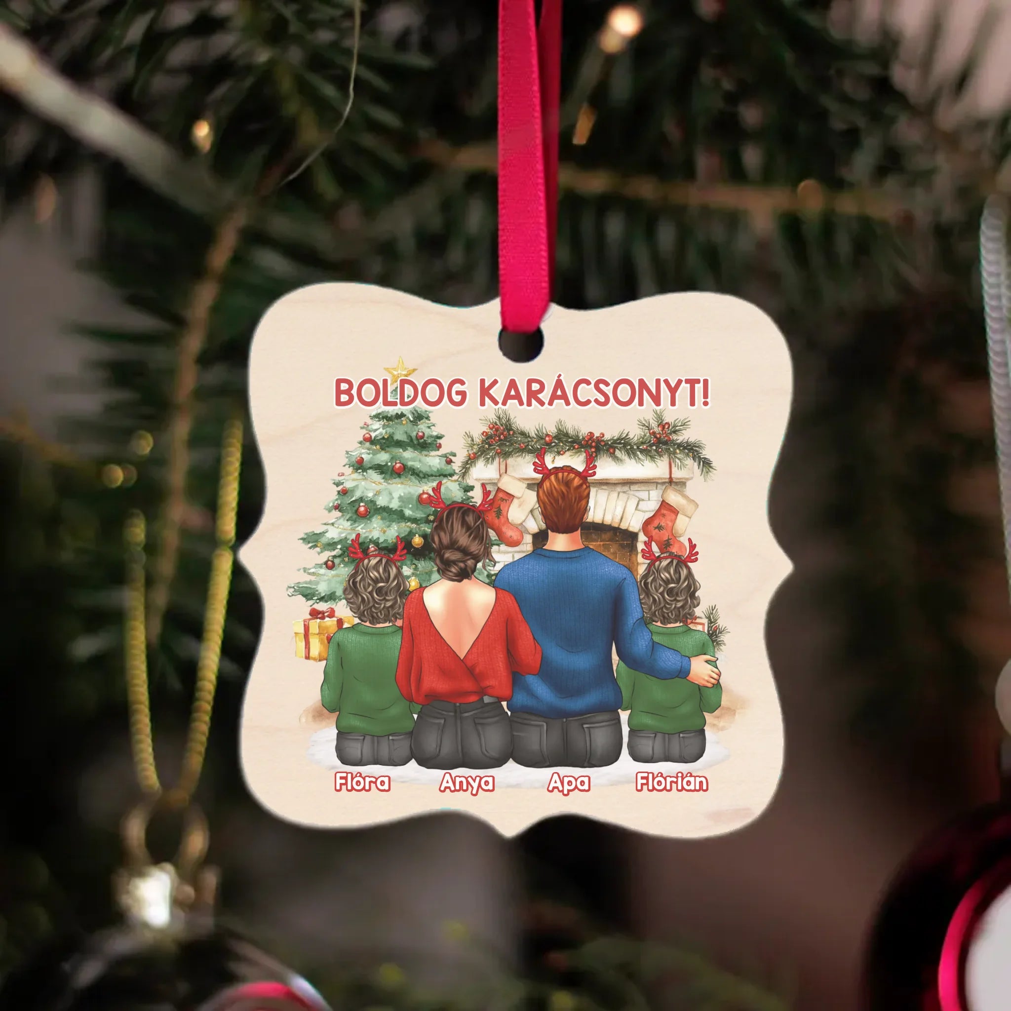 Családi mintás karácsonyfadísz fa alapon