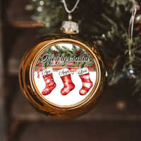 Karácsonyi arany gömbdísz piros csizmácskákkal