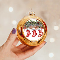 Karácsonyi arany gömbdísz piros csizmácskákkal