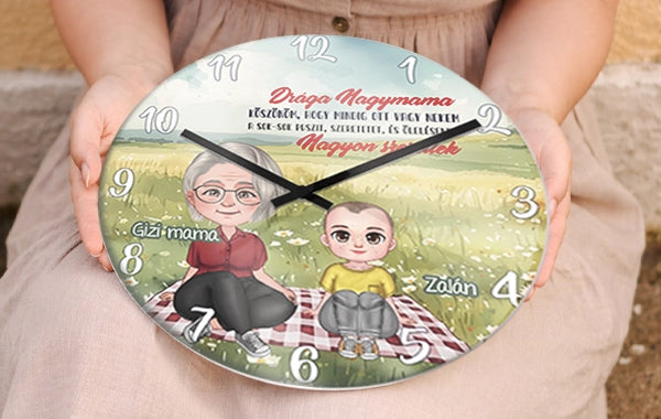 Személyre szabható falióra üvegből, nagymama és unoka mintával