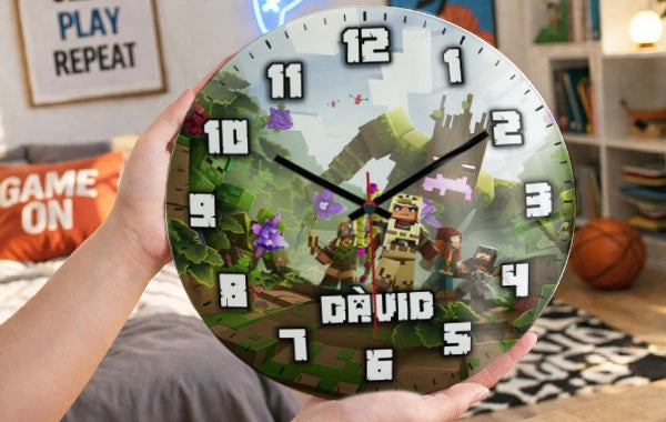 Egyedi gamer ajándék üveg falióra gyerekeknek. Egyedi neves ajándék gyerekeknekMinecraft mintával saját névvel.